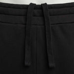 Detailaufnahme des Kordelzugs und hochwertigen Baumwollstoffs der Baggy Jogginghose Herren