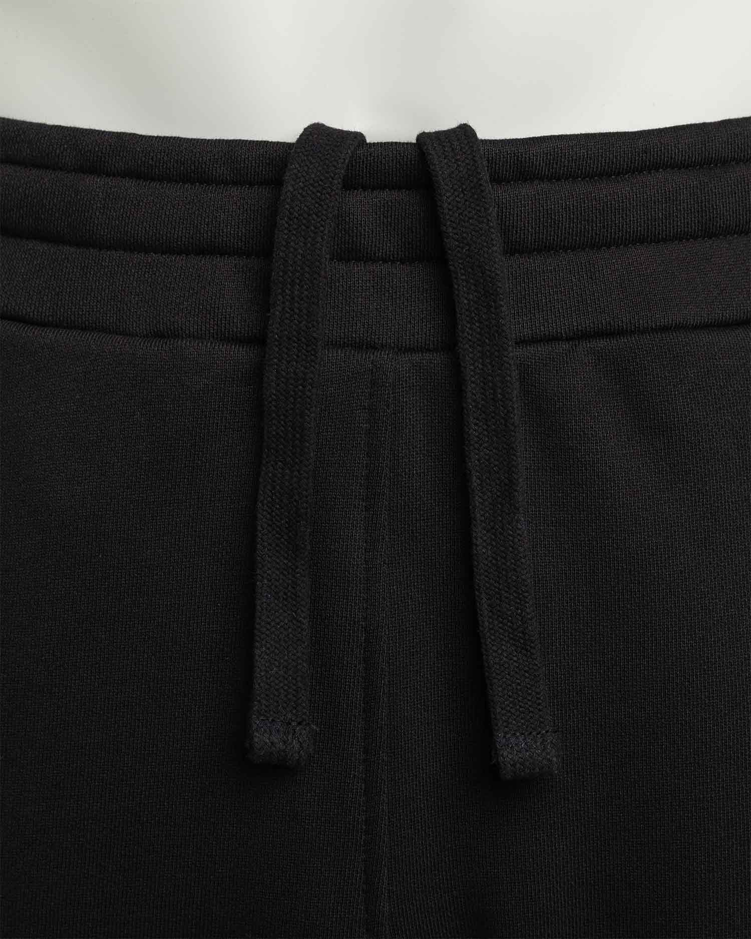 Detailaufnahme des Kordelzugs und hochwertigen Baumwollstoffs der Baggy Jogginghose Herren