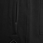 Nahaufnahme der Reißverschlusstaschen mit YKK Zipper und 3D-Logostick darunter der Baggy Jogginghose