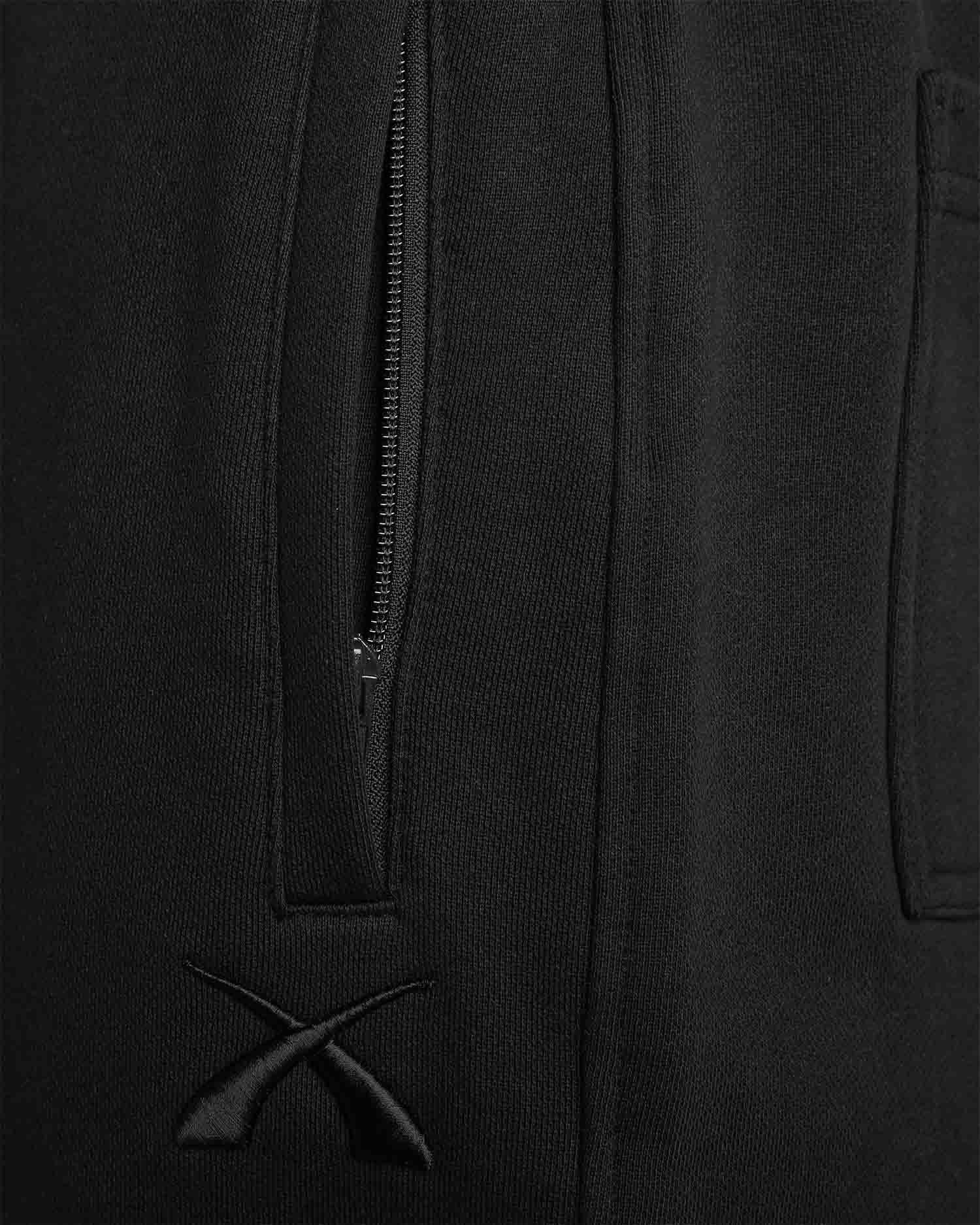 Nahaufnahme der Reißverschlusstaschen mit YKK Zipper und 3D-Logostick darunter der Baggy Jogginghose
