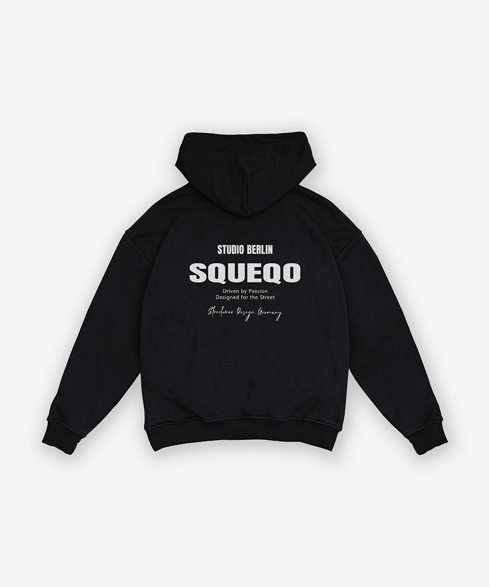 Schwarzer Oversize-Hoodie mit Rückenprint "Studio Berlin", Rückansicht, Hauptbild.