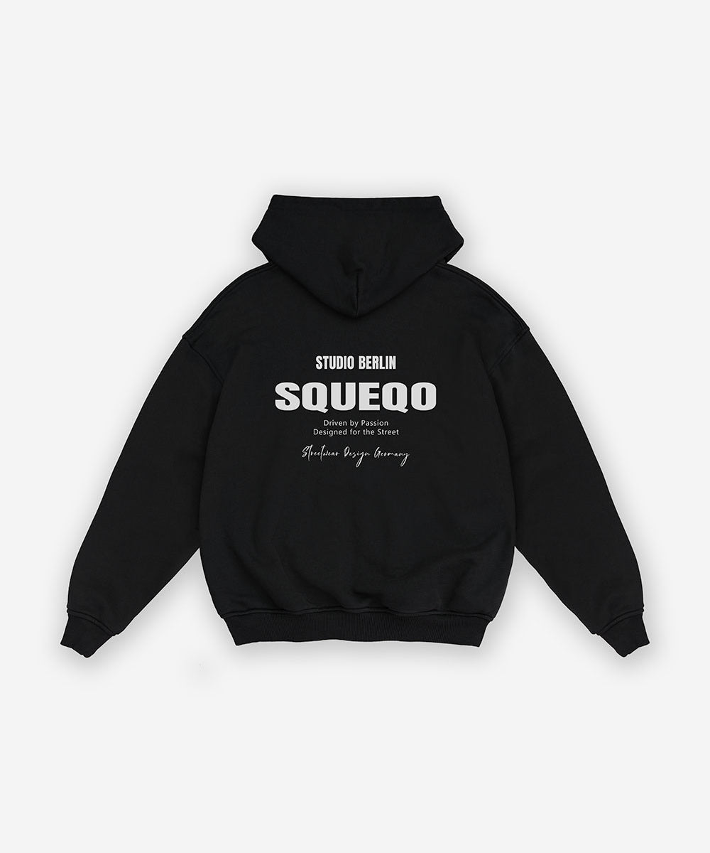 Schwarzer Oversize Zip Hoodie mit Rückenprint "Studio Berlin", Rückansicht.