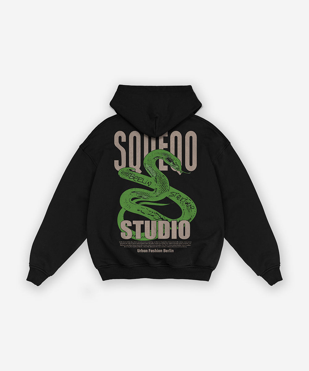 Rückansicht des schwarzen Zip-Hoodies mit grünem Schlangenprint.