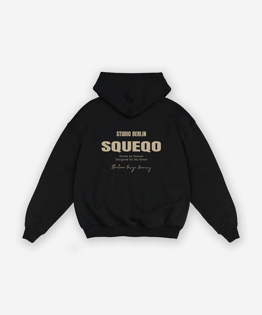 Schwarzer Oversize Zip Hoodie mit Print in Beige "Studio Berlin SQUEQO", Rückansicht.
