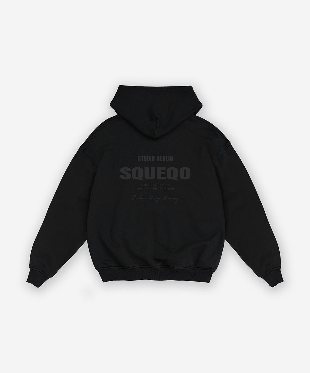 Schwarzer Oversize Zip Hoodie mit Print Ton-in-Ton "Studio Berlin SQUEQO", Rückansicht
