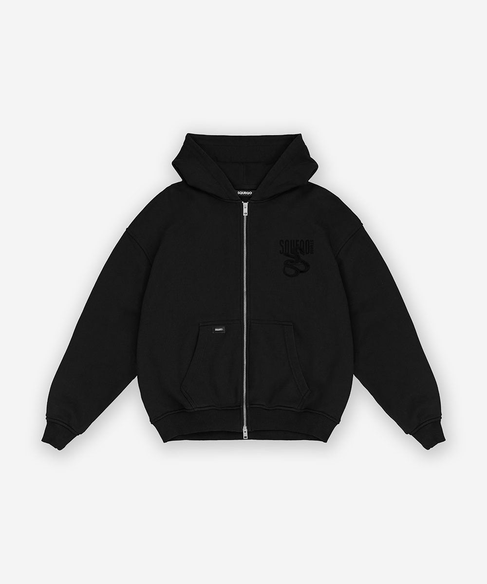 Schwarzer Zip-Hoodies mit schwarzem Schlangenprint, Vorderansicht.