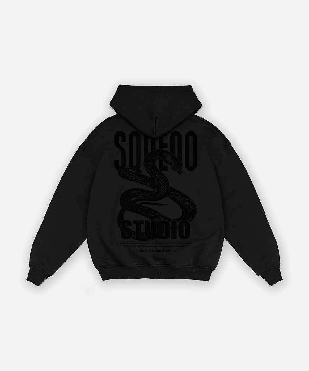 Schwarzer Zip-Hoodies mit schwarzem Schlangenprint, Rückansicht.