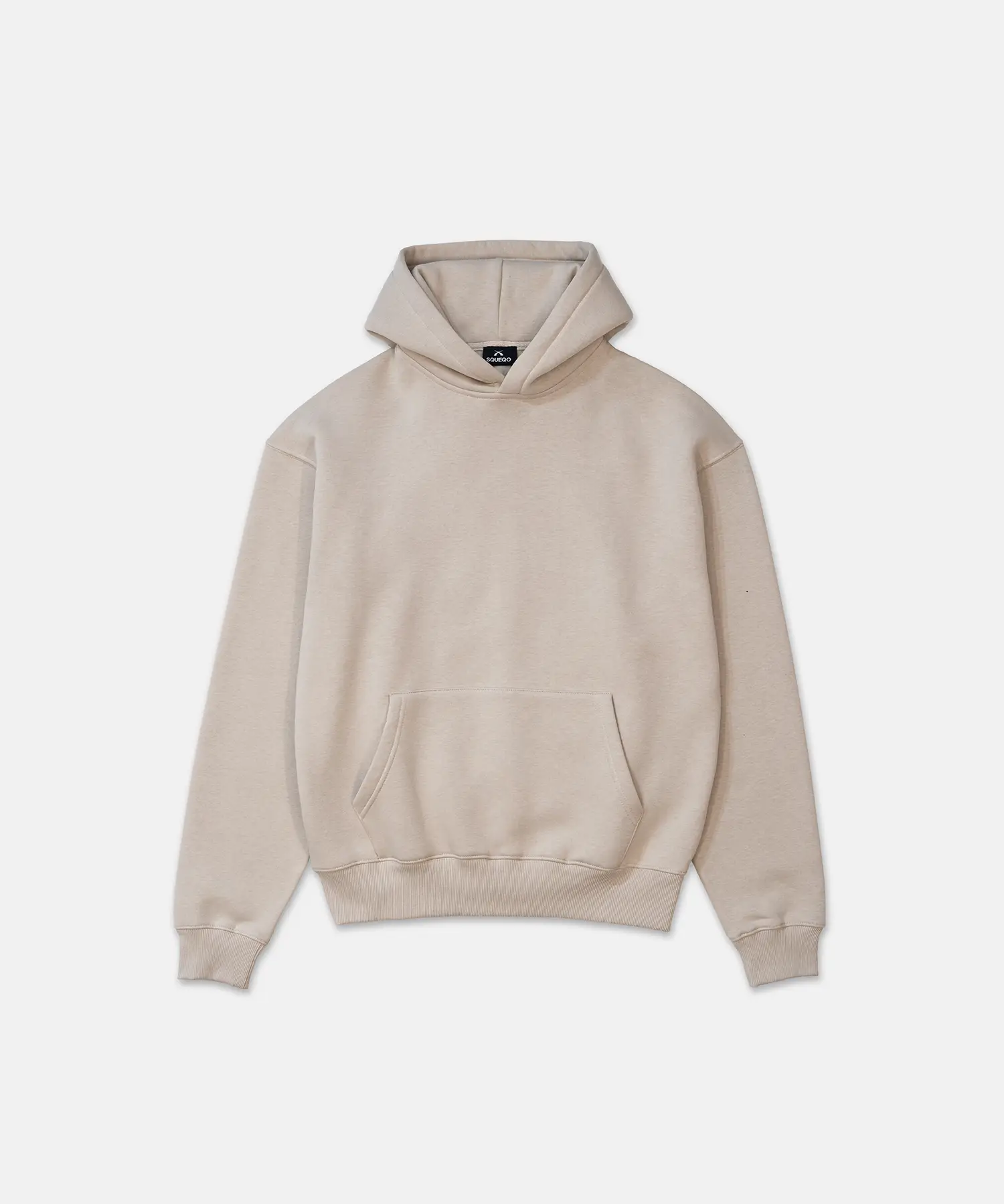 Minimalistischer Blank Hoodie in der Farbe Sand von SQUEQO, von vorne fotografiert.