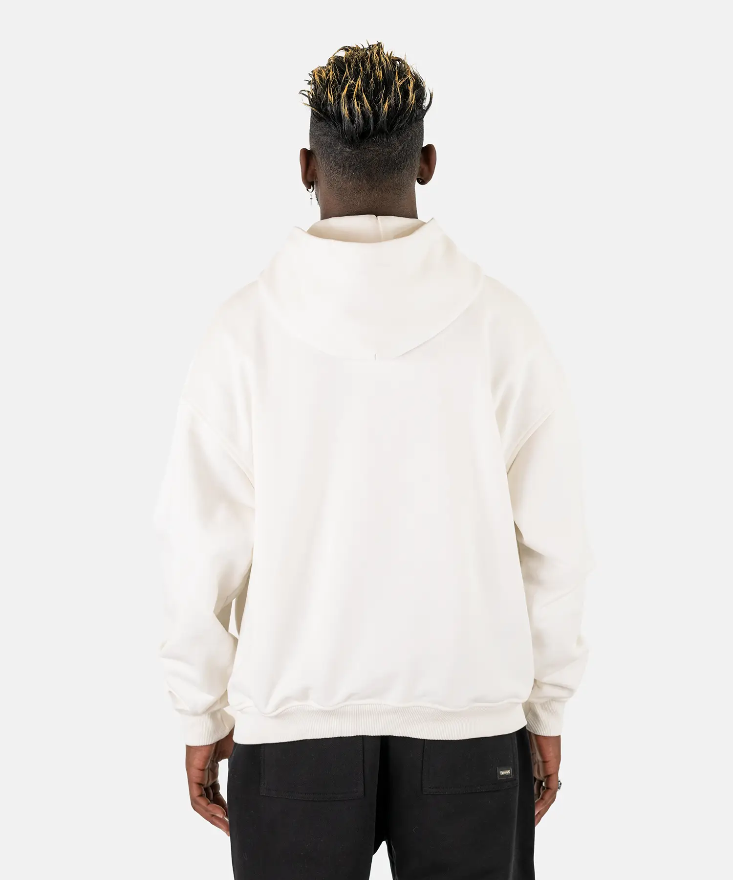 Rückansicht eines männlichen Models im Squeqo Essential Oversized Hoodie in Off-White.