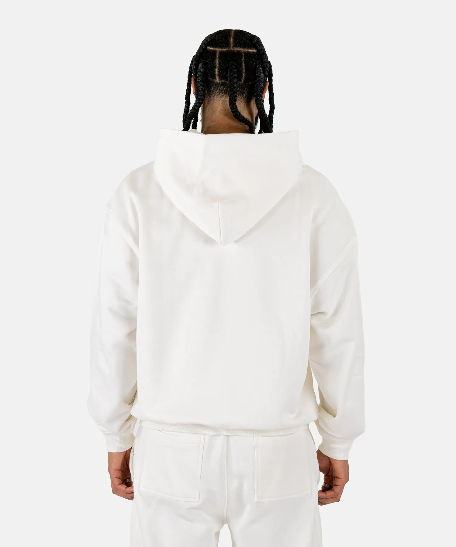 Rückansicht eines männlichen Models im Squeqo Essential Oversized Zip Hoodie in Off-White.
