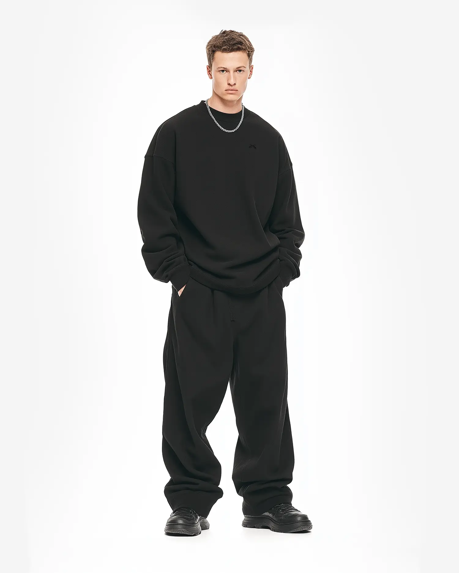 Lässiger Look mit dem SQUEQO Oversized Sweatshirt in Schwarz