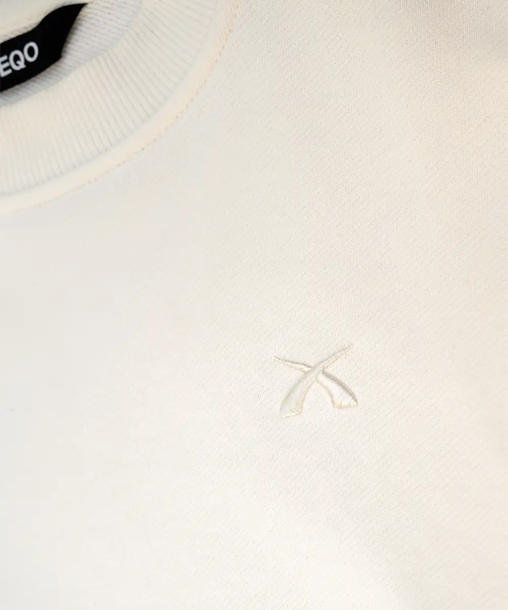 Detailansicht: Ton-in-Ton-Stick auf SQUEQO Sweatshirt in Weiß