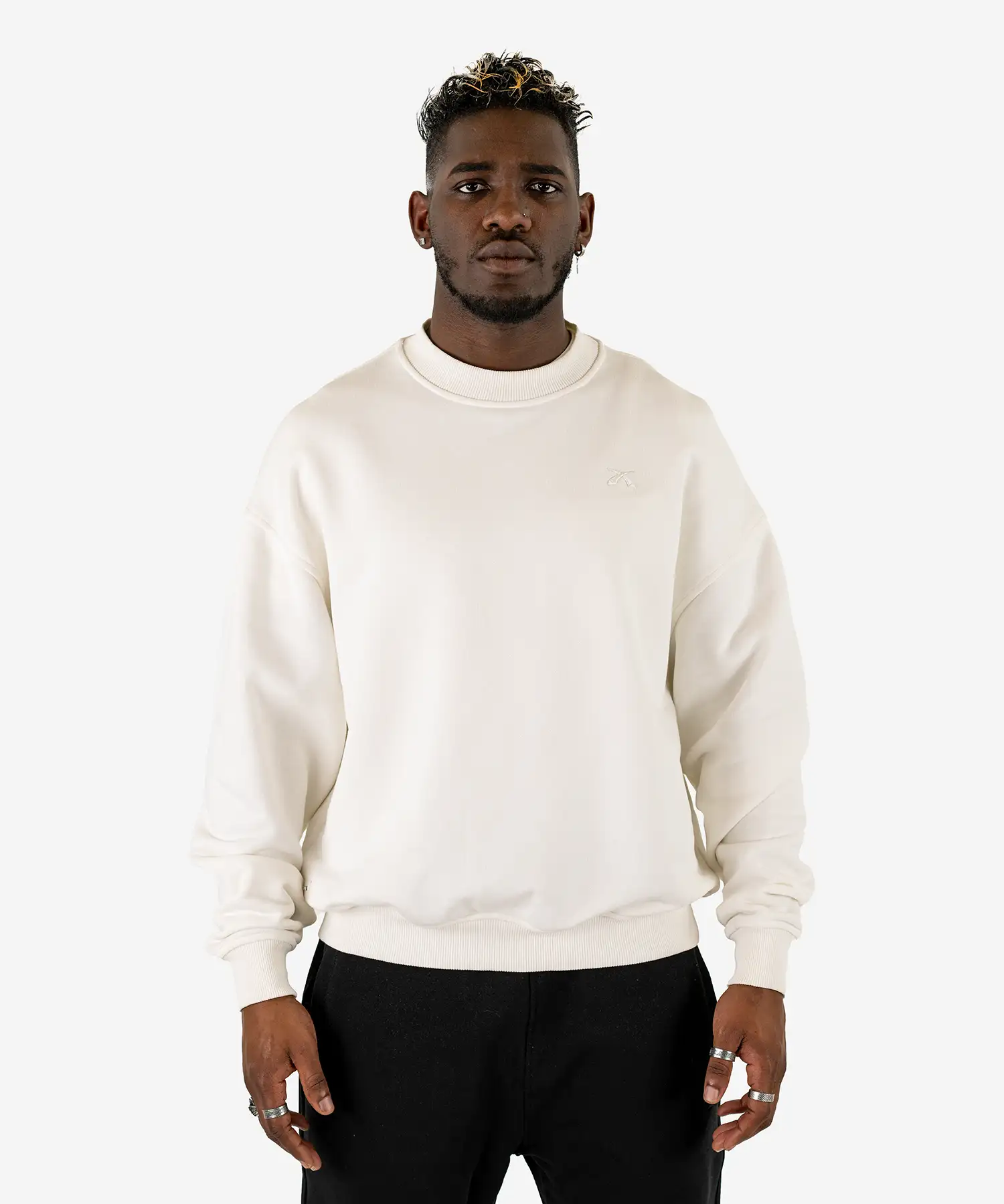 Model trägt SQUEQO Oversized Sweatshirt in Weiß