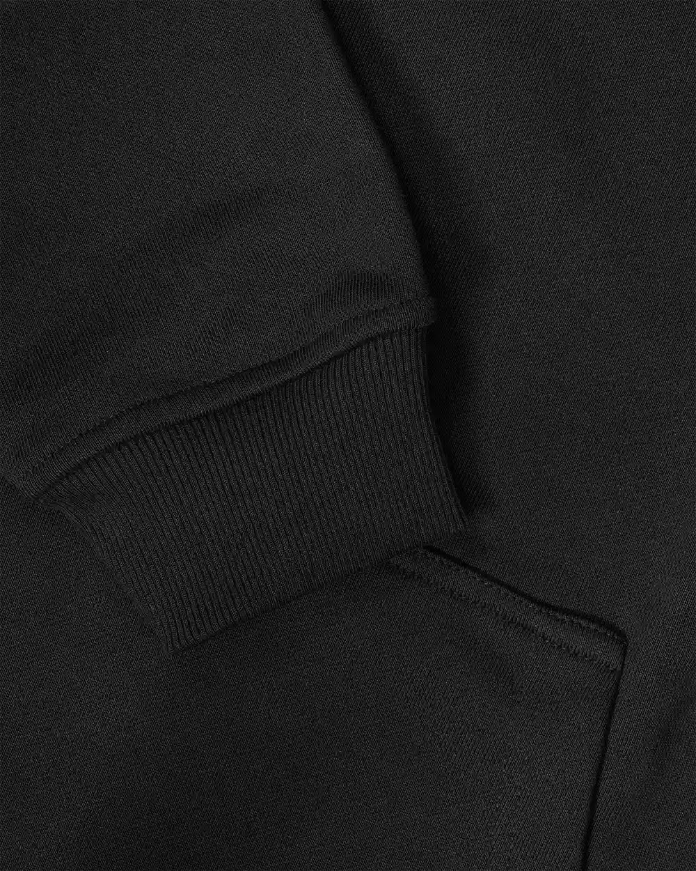 Detailansicht des elastischen und formstabilen Rippbündchens am Ärmel des schwarzen SQUEQO Oversized Hoodies, das die hochwertige Verarbeitung zeigt.