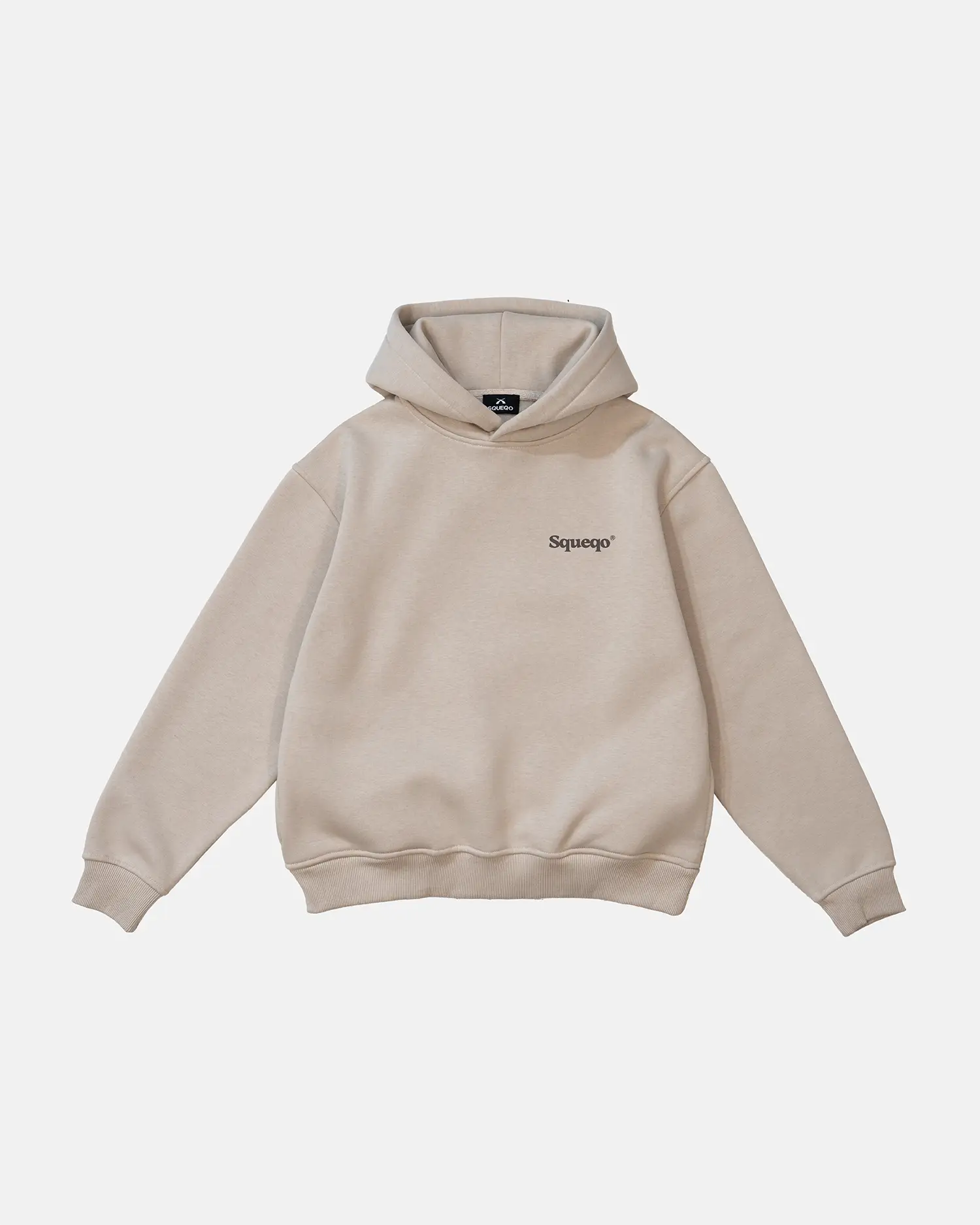 SQUEQO Statement Hoodie in Beige (Fit 02) mit kleinem Logo-Print auf der Brust.
