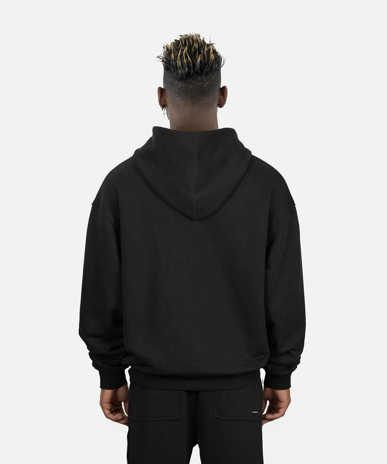 Rückansicht des SQUEQO Oversized Zip Hoodies am Model