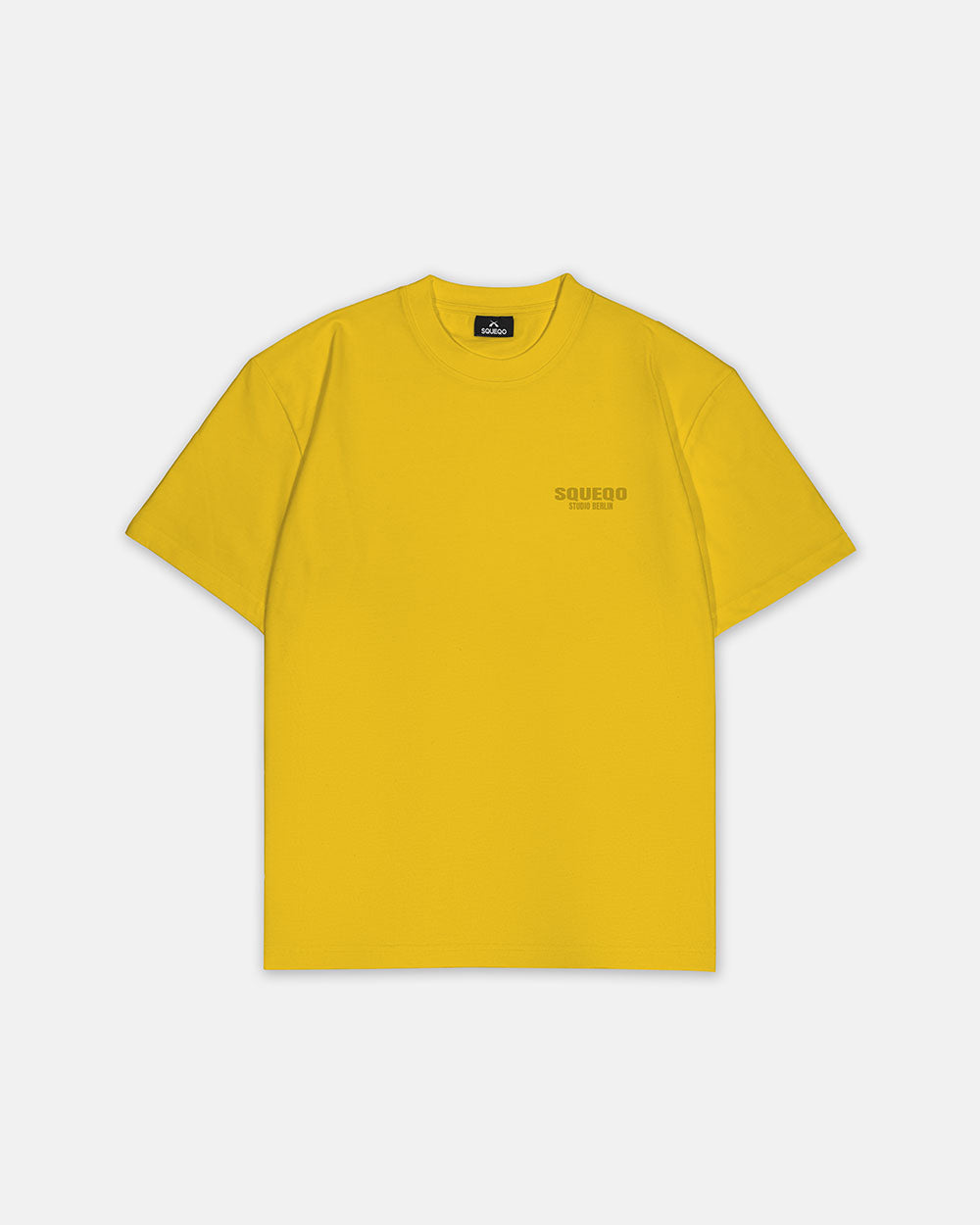 Gelbes T-Shirt mit monochromem Studio Berlin Print, Vorderansicht.