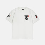 Weißes T-Shirt mit kleinem Schlangenmotiv und SQUEQO Studio Schriftzug auf der Vorderseite.