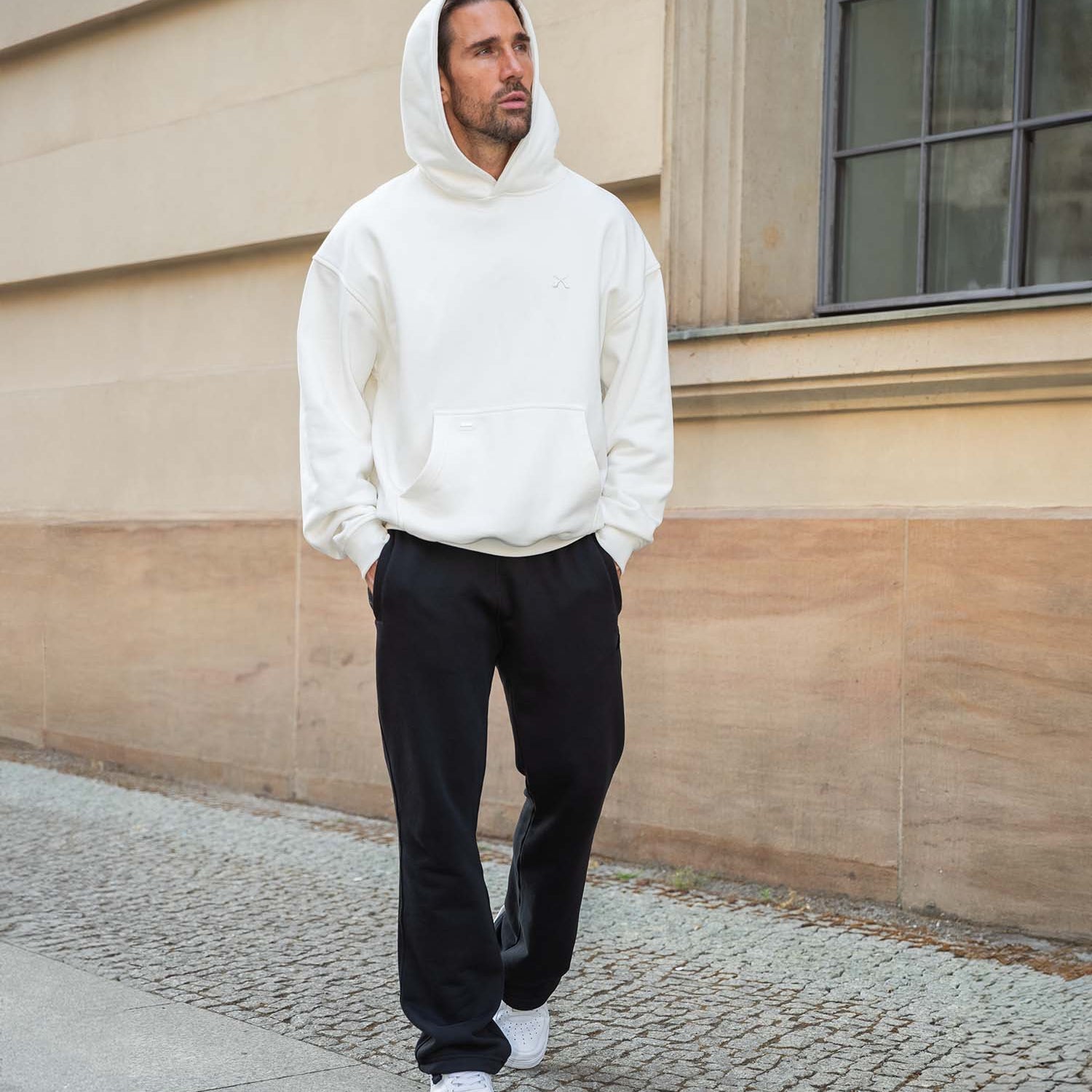 Outfit Schwarze Jogginghose mit Oversized Hoodie Off White
