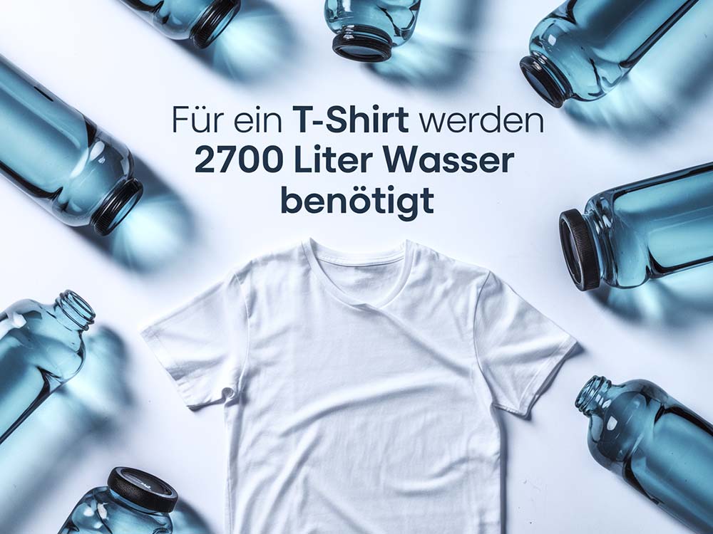 Weißes T-Shirt umgeben von Wasserflaschen mit der Aufschrift: Für ein T-Shirt werden 2700 Liter Wasser benötigt