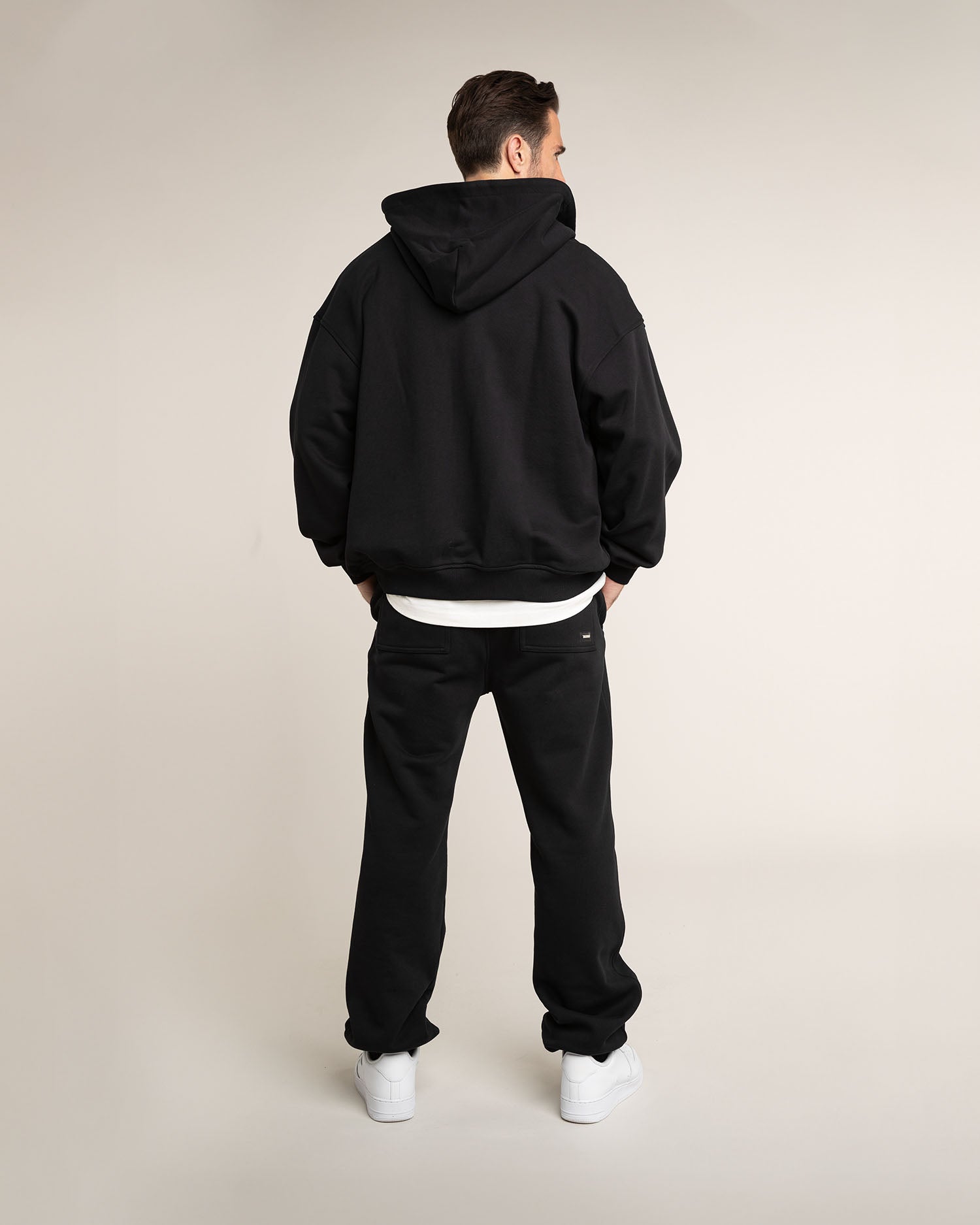 Outfit: Baggy Jogginghose Herren Schwarz, 100% Baumwolle, breite Passform, Rückansicht