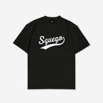 Schwarzes Baseball-T-Shirt mit weißem Squeqo-Logo auf der Vorderseite, Vorderansicht.