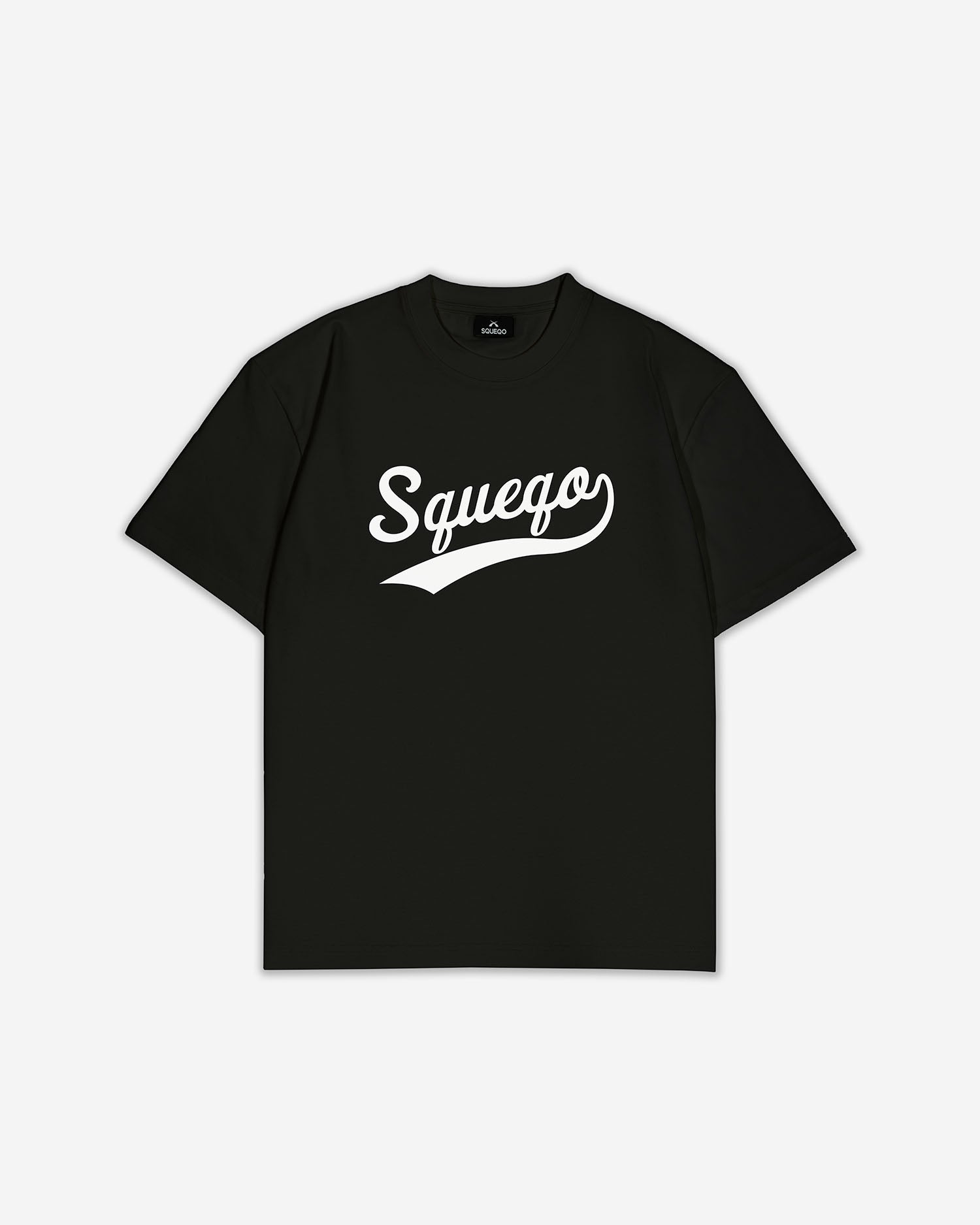 Schwarzes Baseball-T-Shirt mit weißem Squeqo-Logo auf der Vorderseite, Vorderansicht.