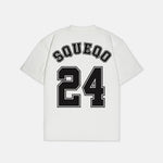Baseball-T-Shirt weiß mit großem schwarzem "24" und Squeqo-Schriftzug auf der Rückseite.