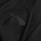 Black Hoodie Basic, Detailaufnahme Stoff und SQUEQO Logo