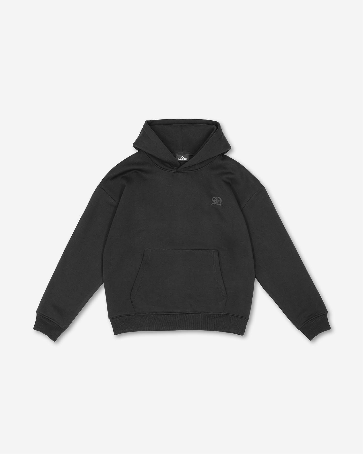 Vorderansicht des schwarzen Elodie Oversize Hoodies von Squeqo mit dezentem SQ Logo auf der Brust.