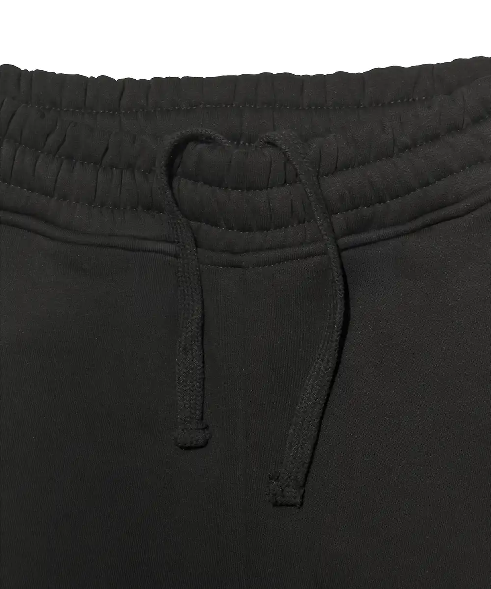 Detailansicht: Schwarzer elastischer Bund im Clean-Look mit verstecktem, innenliegendem Kordelzug.