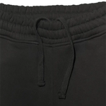 Detailansicht: Schwarzer elastischer Bund im Clean-Look mit verstecktem, innenliegendem Kordelzug.