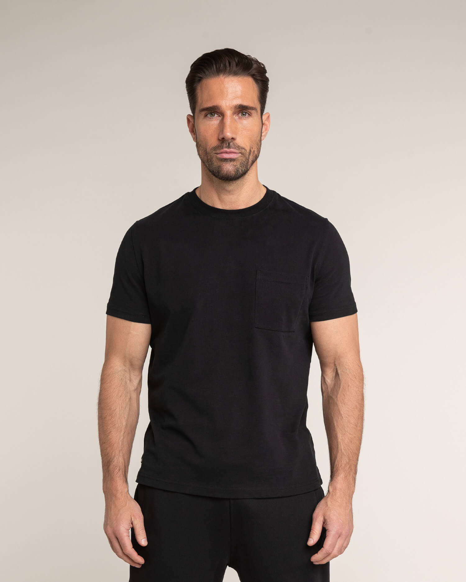 Einfarbiges Schwarzes Herren Baumwoll Basic Essential T Shirt  gute Qualität mit Brust-Tasche