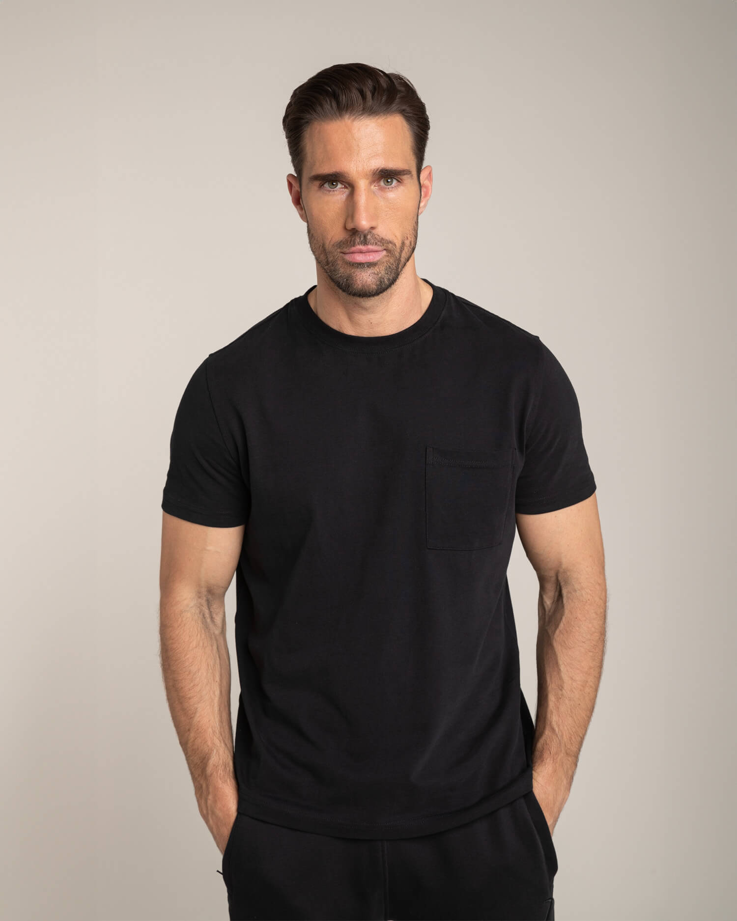Einfarbiges Schwarzes Herren Baumwoll Basic Essential T Shirt  gute Qualität mit Brust-Tasche