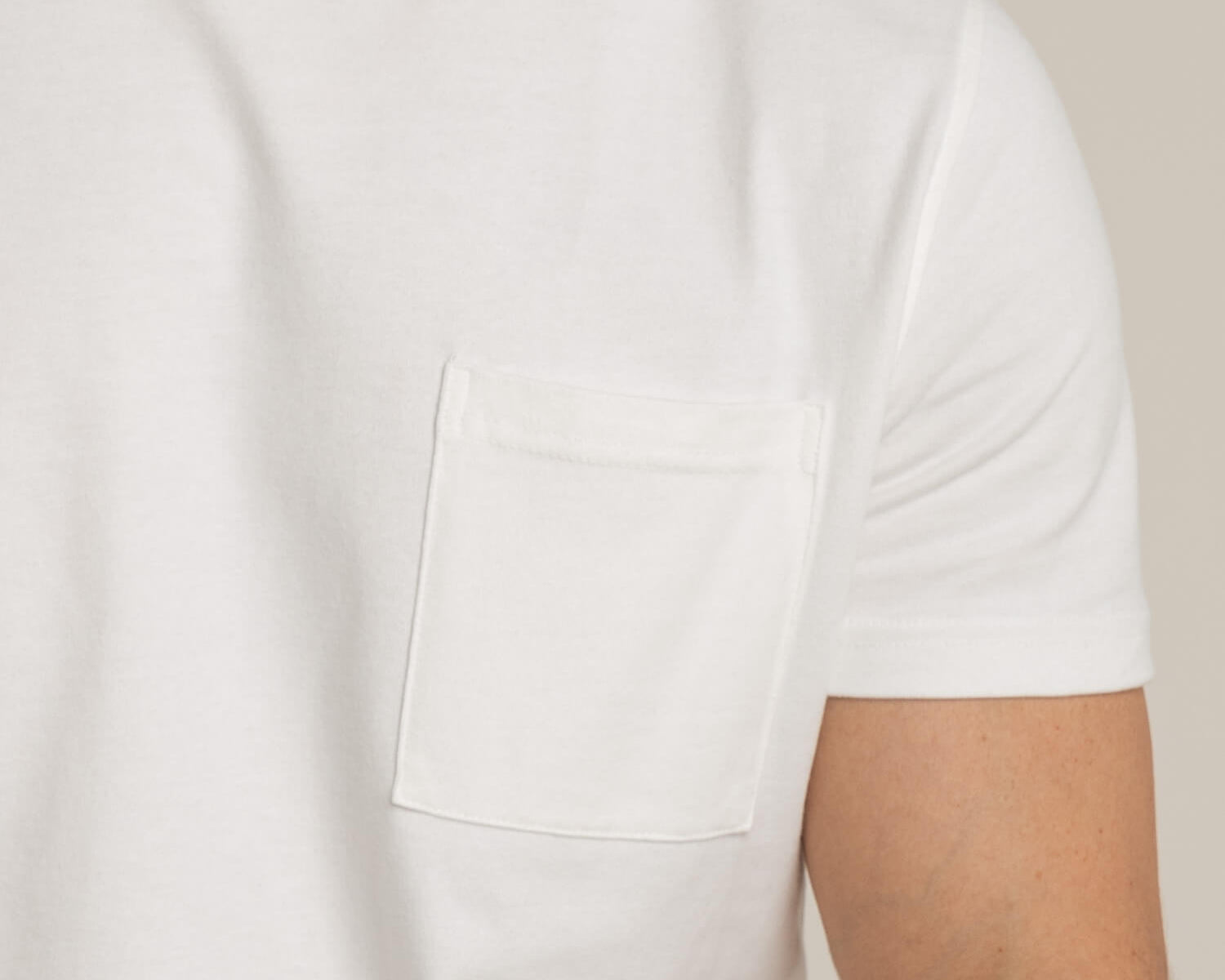 Herren Baumwoll Basic T Shirt mit Tasche Weiß Off White Naht und Kragen