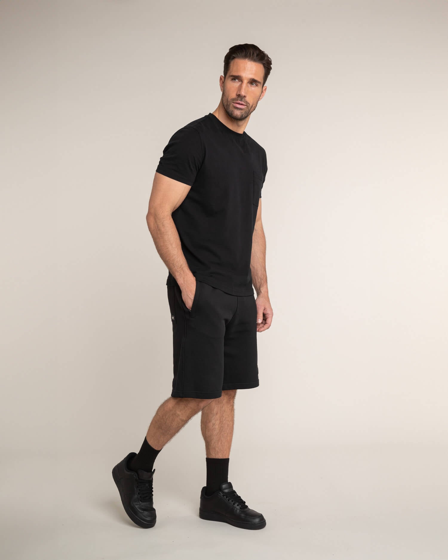 Einfarbiges Schwarzes Herren Baumwoll Basic Essential T Shirt  gute Qualität mit Brust-Tasche