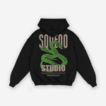 Rückansicht des schwarzen Zip-Hoodies mit grünem Schlangenprint.