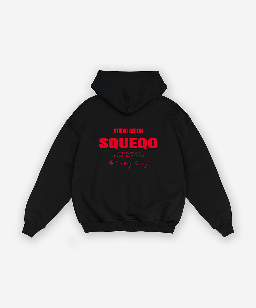 Schwarzer Oversize Zip Hoodie mit rotem Print "Studio Berlin SQUEQO", Rückansicht.