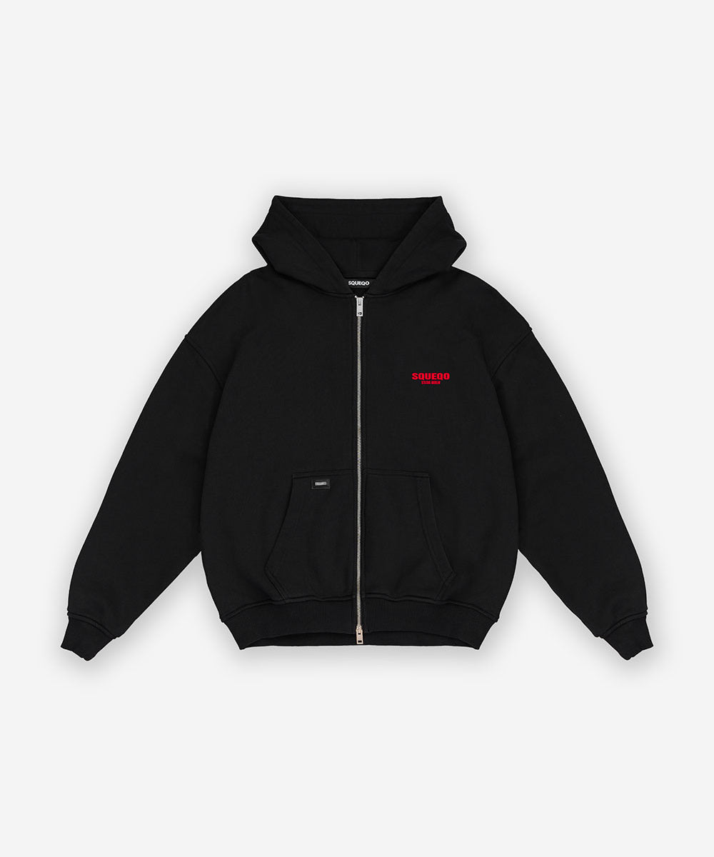 Schwarzer Oversize Zip Hoodie mit rotem Print "Studio Berlin SQUEQO", Vorderansicht.