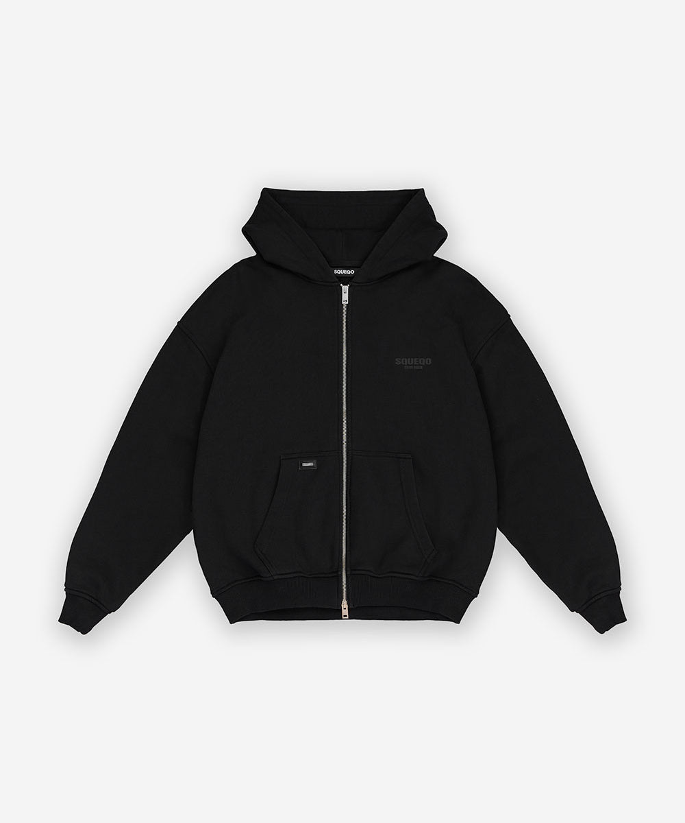 Schwarzer Oversize Zip Hoodie mit Print Ton-in-Ton "Studio Berlin SQUEQO", Vorderansicht.