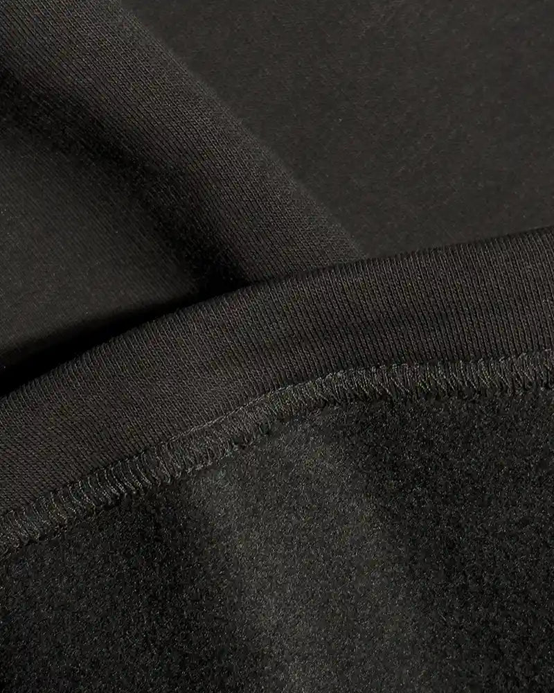 Nahaufnahme des schwarzen Baumwoll-Mix-Stoffes: Innen wolkenweich angeraut (Brushed Fleece).