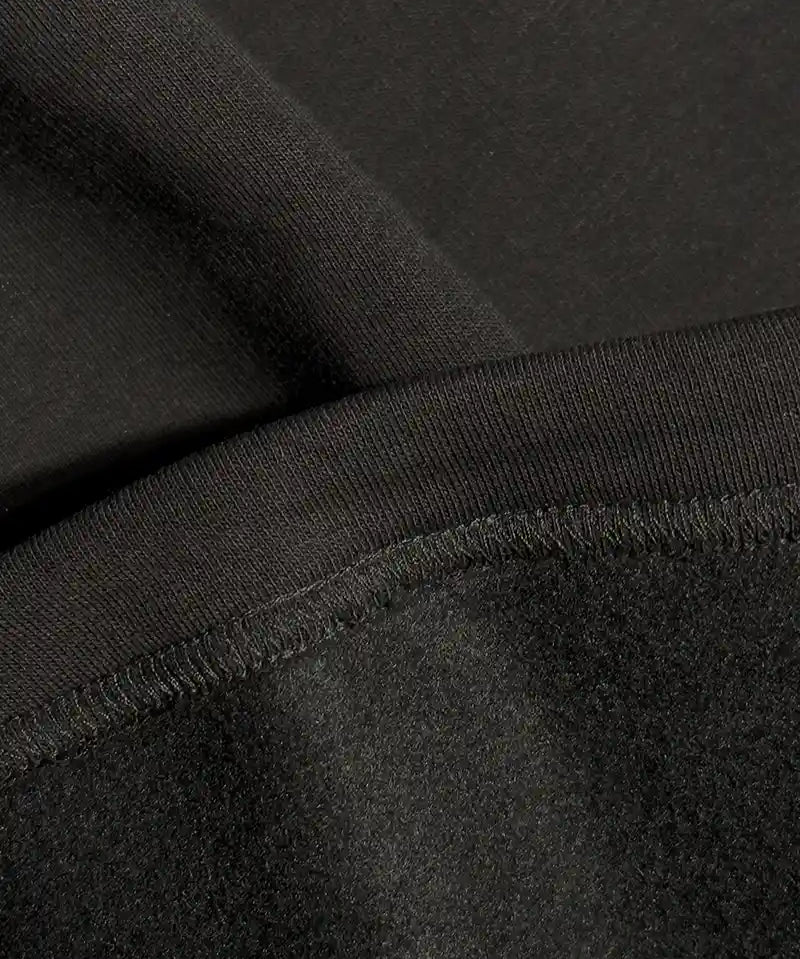 Nahaufnahme des schwarzen Baumwoll-Mix-Stoffes: Innen wolkenweich angeraut (Brushed Fleece).