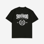 Schwarzes T-Shirt mit weißem College-Wappen Print, Vorderansicht, Hauptbild.