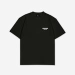 Schwarzes T-Shirt mit Studio Berlin Print in Weiß, Vorderseite.