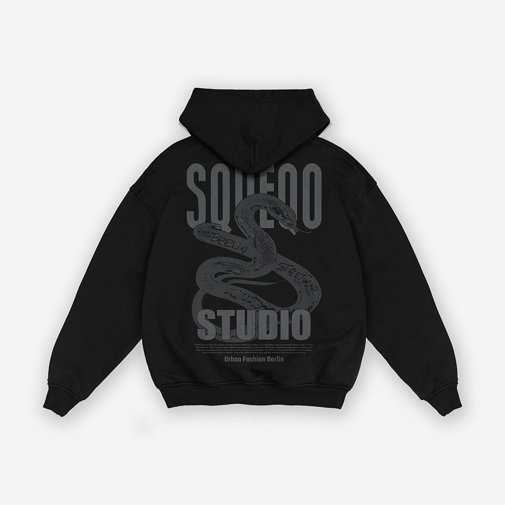 Rückansicht: Oversize Zip-Hoodie schwarz, großer grauer Schlangen-Print.