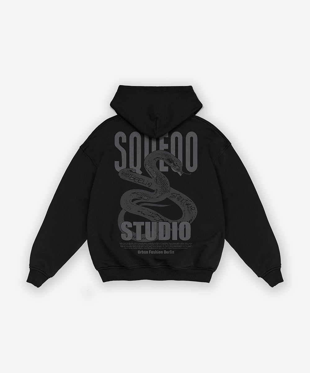 Rückansicht: Oversize Zip-Hoodie schwarz, großer grauer Schlangen-Print.