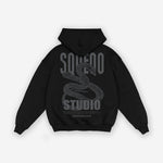 Rückansicht: Oversize Zip-Hoodie schwarz, großer grauer Schlangen-Print.