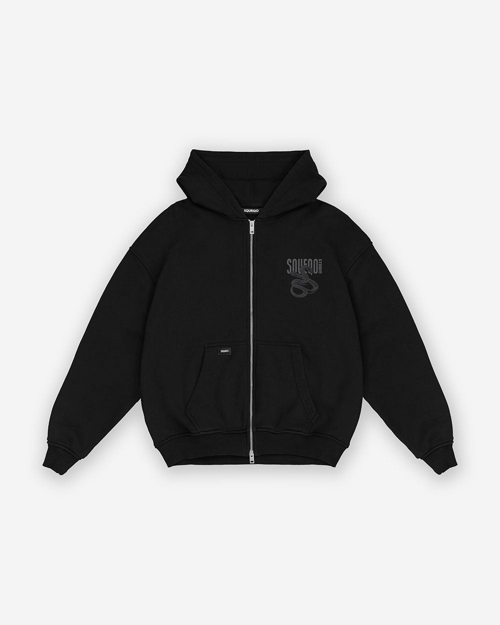 Vorderansicht: schwarzer Zip-Hoodie mit grauem Snake-Print.