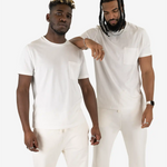 Zwei männliche Models tragen das Squeqo Basic T-Shirt mit Brusttasche in Off-White als Teil eines lässigen Streetwear-Looks.