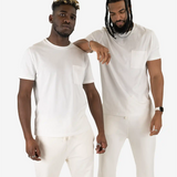 Zwei männliche Models tragen das Squeqo Basic T-Shirt mit Brusttasche in Off-White als Teil eines lässigen Streetwear-Looks.